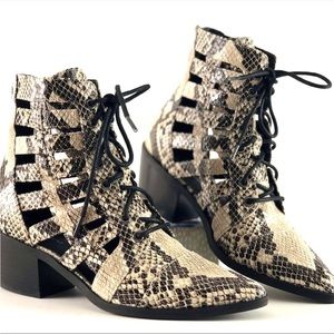 Never been worn, perfect condition!